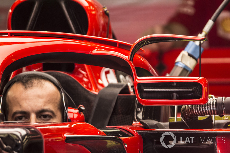 Uma foto frontal dos novos espelhos retrovisores e aletas superiores da Ferrari. Os dois tiram proveito de uma diretiva técnica recente que os permite.