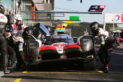 #7 Toyota Gazoo Racing Toyota TS050: Mike Conway, José María López, Kamui Kobayashi, en pits