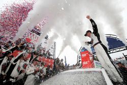 Race winner Kevin Harvick, Stewart-Haas Racing, Ford