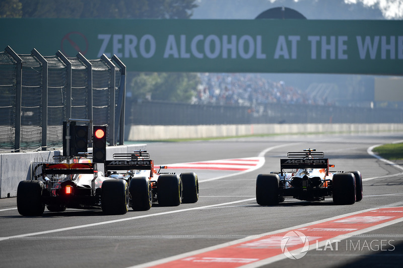 Stoffel Vandoorne, McLaren MCL32 y Fernando Alonso, McLaren MCL32