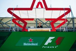 DJ in de Heineken beer garden