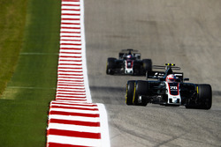 Kevin Magnussen, Haas F1 Team VF-17, Romain Grosjean, Haas F1 Team VF-17
