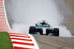 Valtteri Bottas, Mercedes AMG F1 W08, locks his brakes