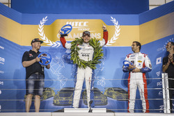 Podio Trofeo: il vincitore Tom Chilton, Sébastien Loeb Racing, Citroën C-Elysée WTCC, il secondo classificato Rob Huff, All-Inkl Motorsport, Citroën C-Elysée WTCC, il terzo classificato Mehdi Bennani, Sébastien Loeb Racing, Citroën C-Elysée WTCC