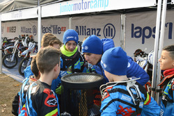 Marc Marquez avec des participants à l'Allianz Motor Camp
