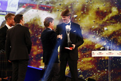 Marcus Gronholm si congratula con Malcolm Wilson per il Rally Car of the Year Award