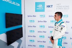 Sébastien Buemi, Renault e.Dams, guarda lo schermo durante le qualifiche