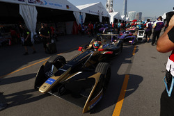 Jean-Eric Vergne, Techeetah, attend dans les stands pendant un drapeau rouge