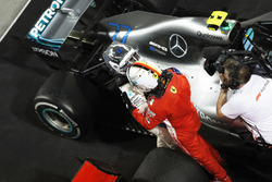 Valtteri Bottas, Mercedes AMG F1, 2° classificato, si congratula con Sebastian Vettel, Ferrari, 1° classificato, nel parco chiuso
