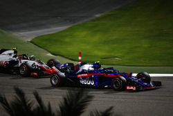 Пьер Гасли, Scuderia Toro Rosso STR13, и Кевин Магнуссен, Haas F1 Team VF-18