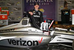 El ganador de la carrera Josef Newgarden, Team Penske Chevrolet