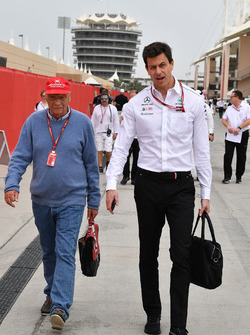 Niki Lauda, presidente no ejecutivo de Mercedes AMG F1 y Toto Wolff, director de Motorsport de Mercedes AMG F1