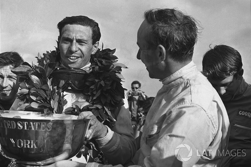 John Surtees, Cooper T81, con Jim Clark, Lotus 43-BRM H16 en el podio