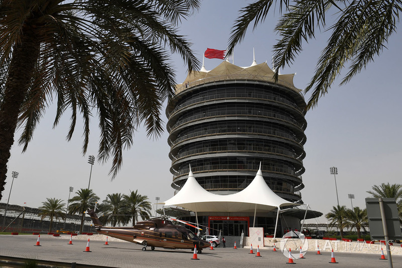 Menara Sakhir Tower dan helikopter