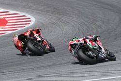 Chaz Davies dépasse Eugene Laverty dans le virage 2