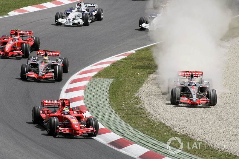 Fernando Alonso, McLaren MP4-22 Mercedes, Felipe Massa, Ferrari F2007'yi geçmeye çalışırken çakıl havuzuna çıkıyor