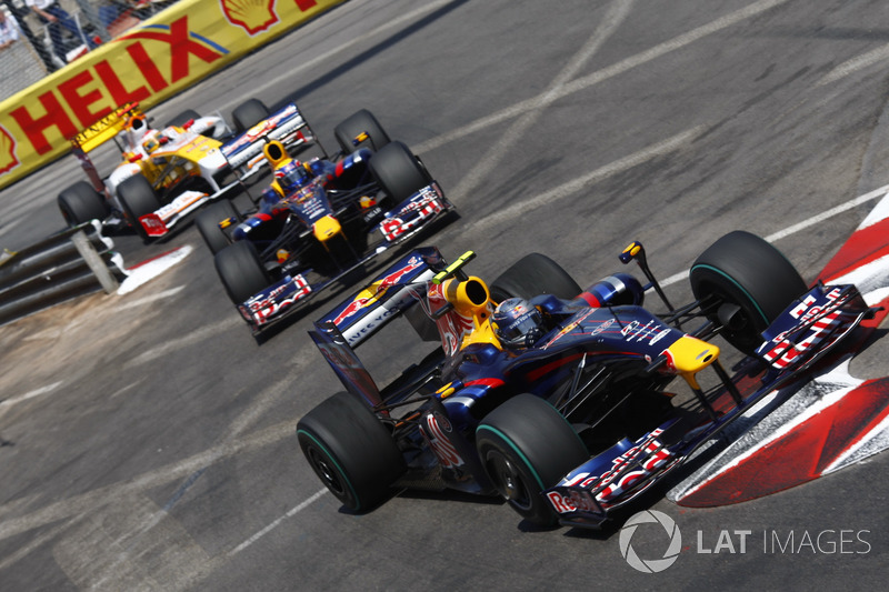 Sebastian Vettel, Red Bull Racing RB5 voor Mark Webber, Red Bull Racing RB5 en Fernando Alonso, Renault F1 Team R29