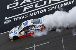 Race winner Kevin Harvick, Stewart-Haas Racing Ford