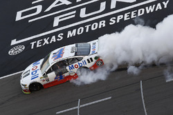 Ganador de la carrera Kevin Harvick, Stewart-Haas Racing Ford