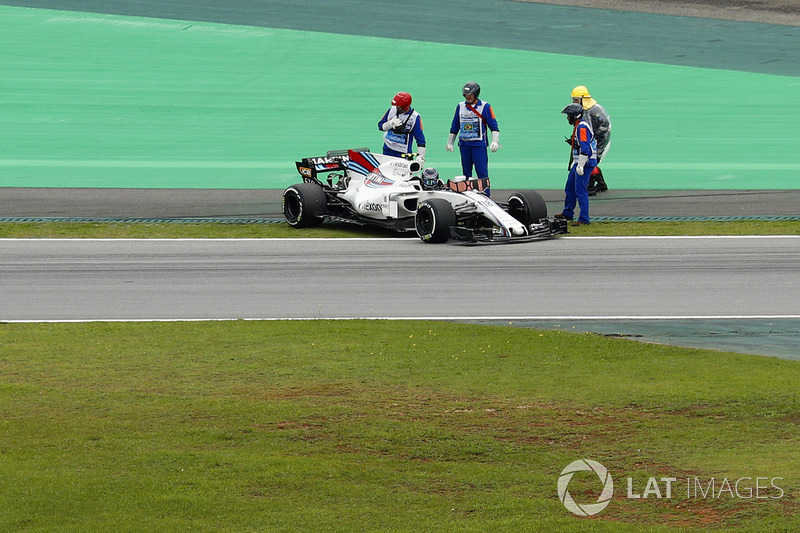 Lance Stroll, Williams FW40, Sale de su coche después de parar en la pista