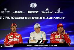 Sebastian Vettel, Ferrari, il poleman Valtteri Bottas, Mercedes AMG F1 e Kimi Raikkonen, Ferrari nel