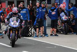 Changement de pneus pour Alex Lowes, Pata Yamaha