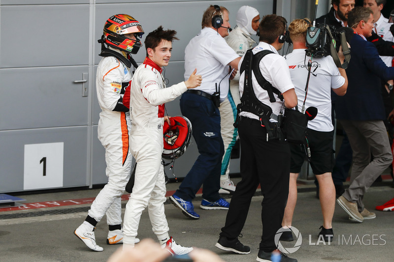 Stoffel Vandoorne, McLaren, e Charles Leclerc, Sauber, nel parco chiuso
