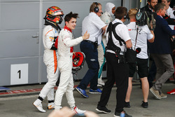 Stoffel Vandoorne, McLaren, ve Charles Leclerc, Sauber, Parc Ferme