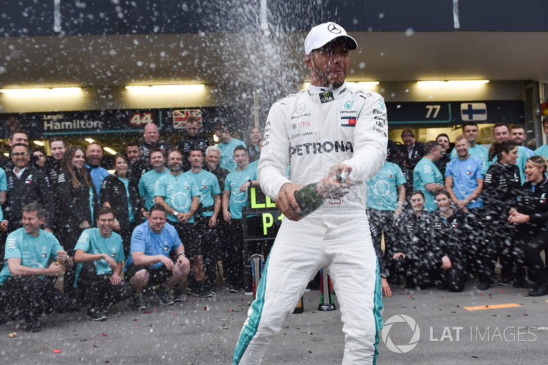 Race winner Lewis Hamilton, Mercedes-AMG F1 celebrates with the team and the champagne