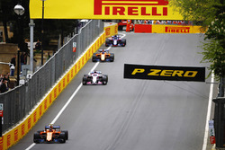 Стоффель Вандорн, McLaren MCL33, Серхио Перес, Sahara Force India F1 VJM11, и Фернандо Алонсо, McLaren MCL33