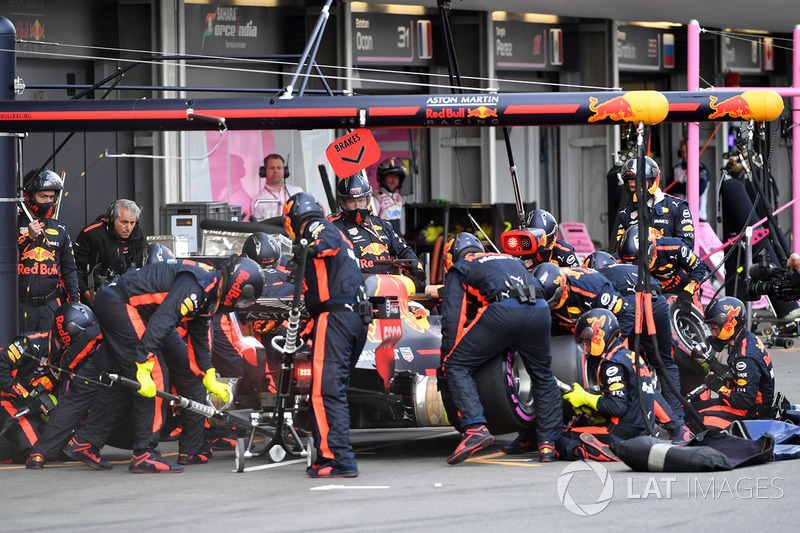 Daniel Ricciardo, Red Bull Racing RB14 pit stop