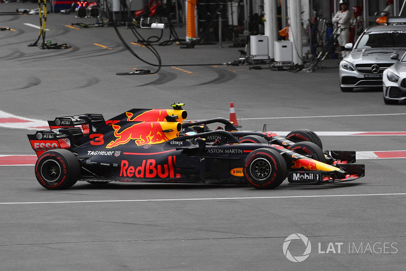 Daniel Ricciardo, Red Bull Racing RB14 en Max Verstappen, Red Bull Racing RB14 in gevecht