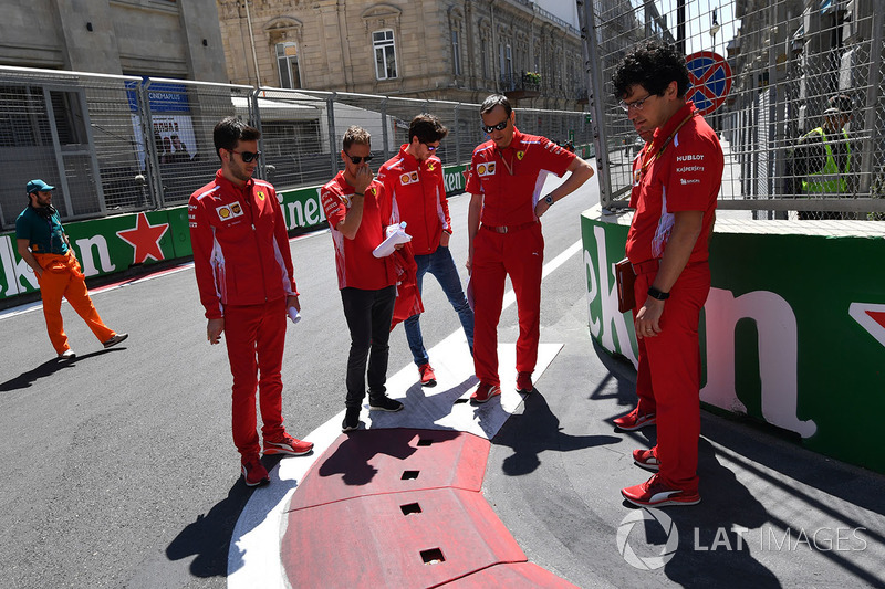 Sebastian Vettel, Ferrari, cammina lungo la pista