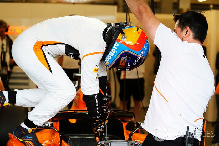 Fernando Alonso, McLaren, sube a su coche