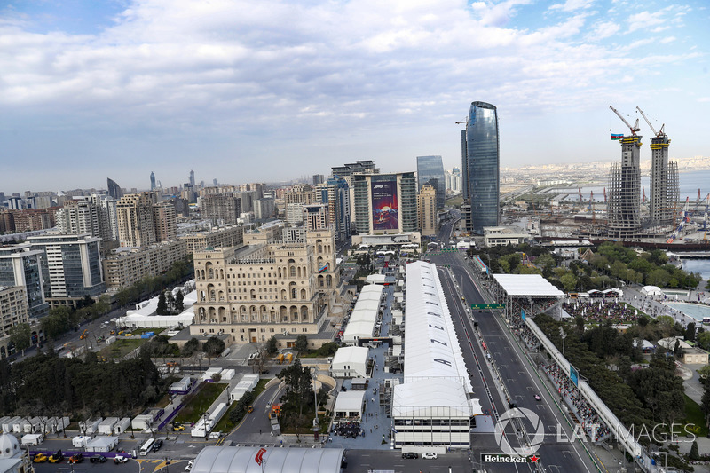 Una vista aérea de la recta de boxes, pit lane y edificios circundantes durante la Calificación