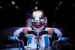 Lewis Hamilton, Mercedes AMG F1, dans le garage