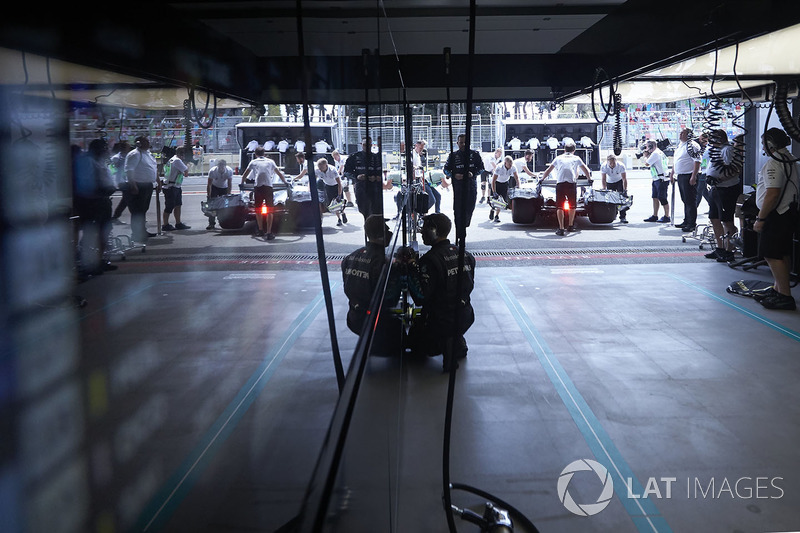 Valtteri Bottas, Mercedes AMG F1 W09, returns to the garage