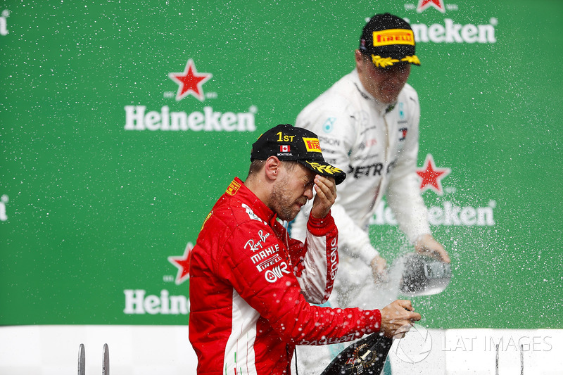Le vainqueur Sebastian Vettel, Ferrari, avec le champagne sur le podium