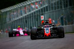 Romain Grosjean, Haas F1 Team VF-18, devant Esteban Ocon, Force India VJM11