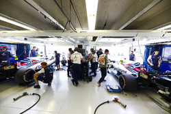 Автомобили Williams FW41 Лэнса Стролла и Сергея Сироткина