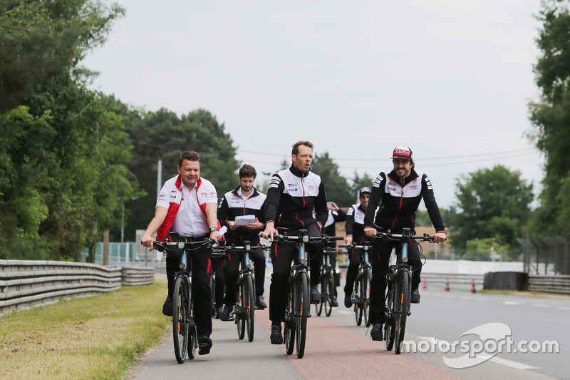 Alexander Wurz, Fernando Alonso, Toyota Gazoo Racing en bici por el circuito