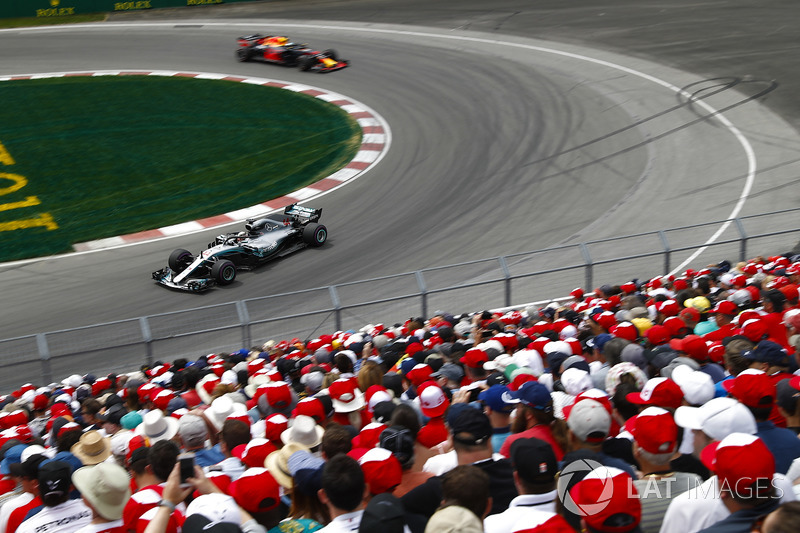 Lewis Hamilton, Mercedes AMG F1 W09, devant Daniel Ricciardo, Red Bull Racing RB14