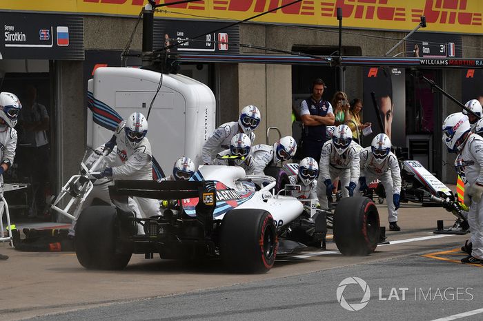 Sergey Sirotkin, Williams FW41, hace un pit stop