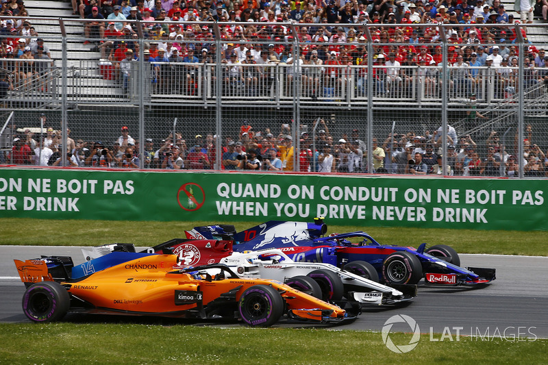 Fernando Alonso, McLaren MCL33, en lutte avec Marcus Ericsson, Sauber C37 et Pierre Gasly, Toro Rosso STR13