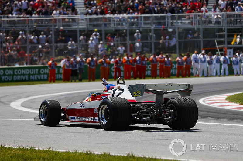 Jacques Villeneuve, conduce el Ferrari 312T3 en el cual su padre ganó el GP de Canadá de 1978