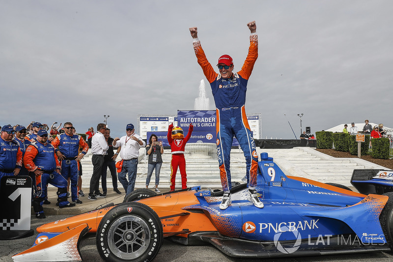 Winner Scott Dixon, Chip Ganassi Racing Honda celebrates in Victory Lane