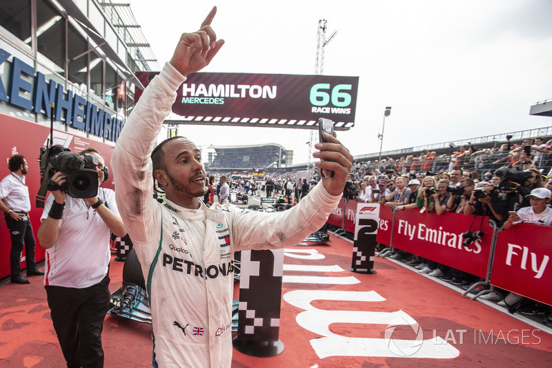 Race winner Lewis Hamilton, Mercedes-AMG F1 W09 celebrates with a selfie in parc ferme
