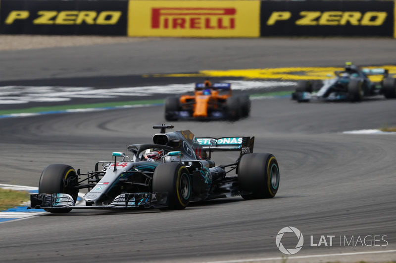 Lewis Hamilton, Mercedes AMG F1 W09, leads Fernando Alonso, McLaren MCL33, and Valtteri Bottas, Mercedes AMG F1 W09