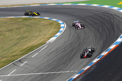Romain Grosjean, Haas F1 Team VF-18, Sergio Perez, Force India VJM11, ve Carlos Sainz Jr., Renault Sport F1 Team R.S. 18