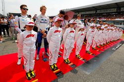 Rijders met de grid kids, Stoffel Vandoorne, McLaren, Brendon Hartley, Toro Rosso, Esteban Ocon, Force India, Lewis Hamilton, Mercedes AMG F1, Sergey Sirotkin, Williams, Sergio Perez, Force India, Carlos Sainz Jr, Renault Sport F1 Team, Romain Grosjean, Haas F1 Team, Max Verstappen, Red Bull Racing, en Valtteri Bottas, Mercedes AMG F1